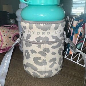 Light grey cheetah Hydrojug sleeve
